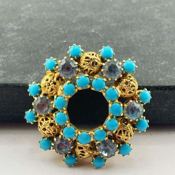 VINTAGE Blue, turquoise, and gold tone metal filigree wreath brooch ~ Boho pin - Picture 7 of 8